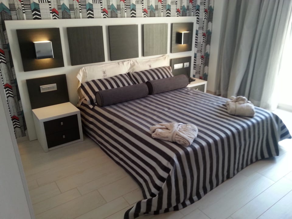 Zimmer Teil 1 - Bett Grand Hotel Resort Ma&MA