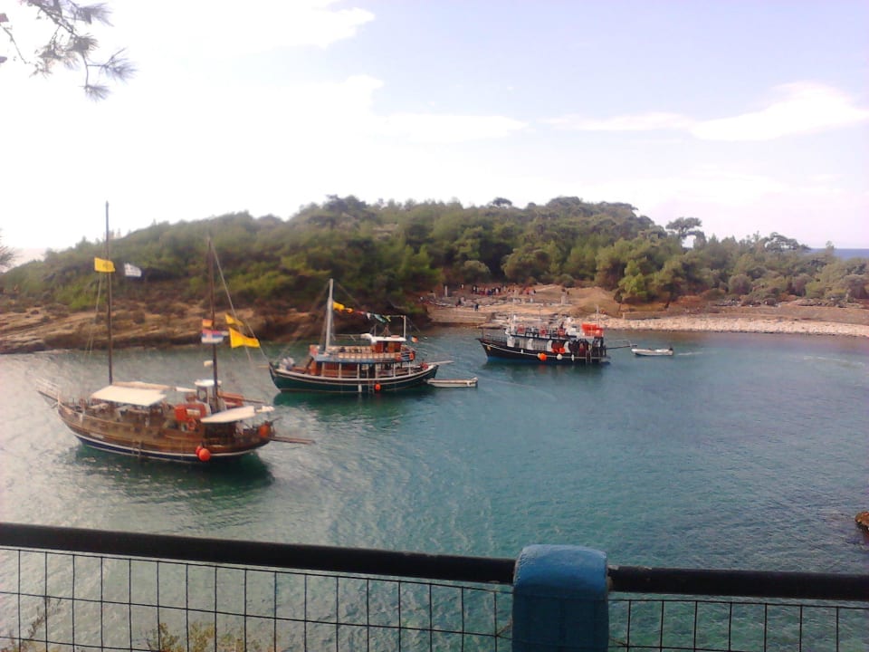 Blick von der Terrasse an der archäologischen Stät Gorgona Rooms
