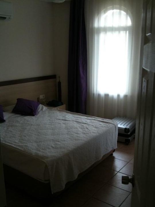 Schlafzimmer mit schönem Femster Hotel Sirma