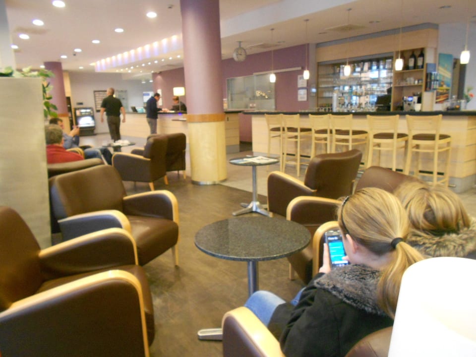 Links Rezeption, rechts die Bar Holiday Inn Express Berlin City Center