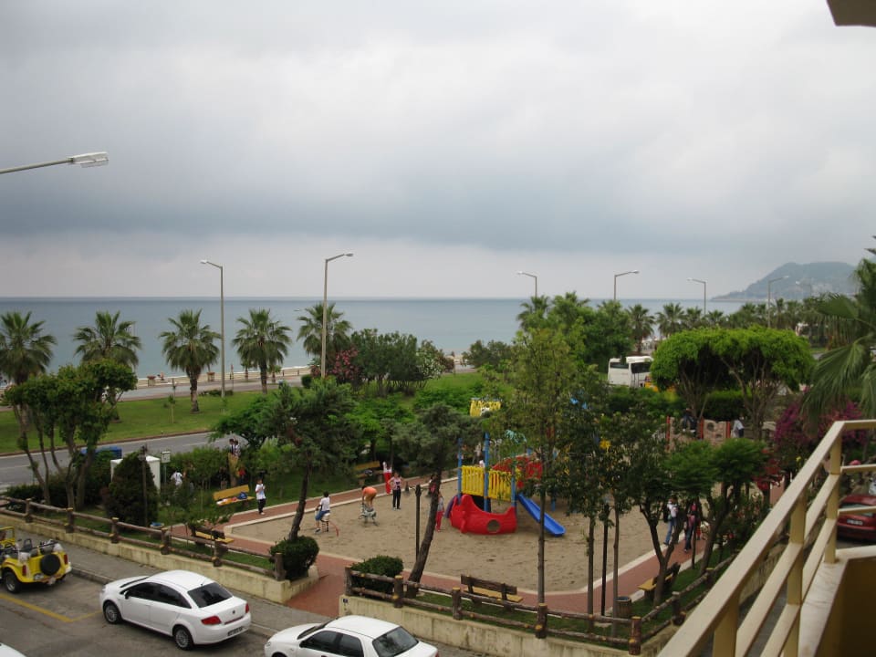 Рядом детская площадка Hotel Kleopatra Alis