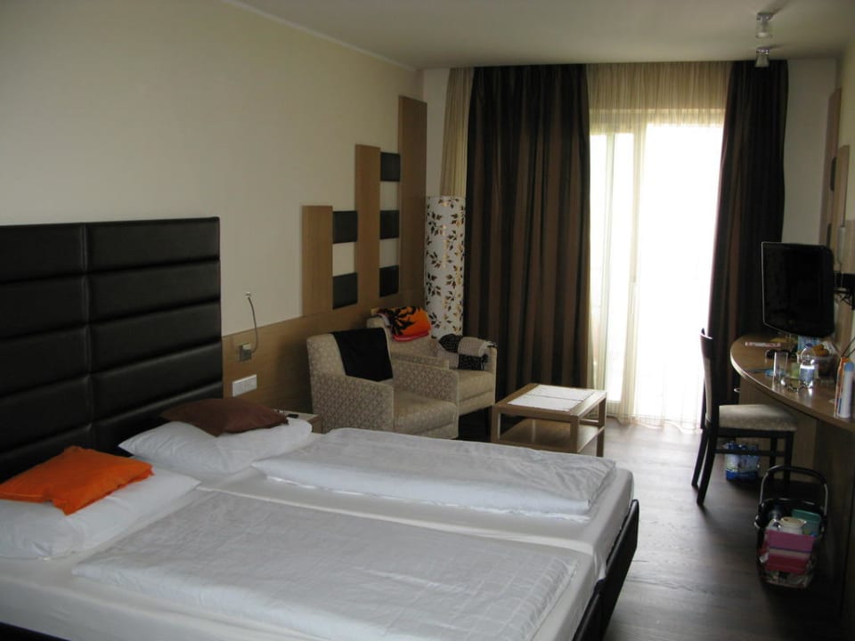 Das Zimmer in Richtung Balkon Hotel Maximilian