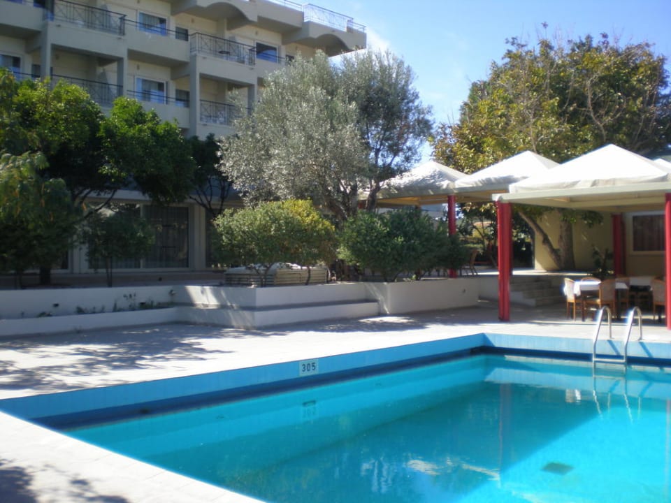 Basen przy restauracji Hotel Filerimos Village