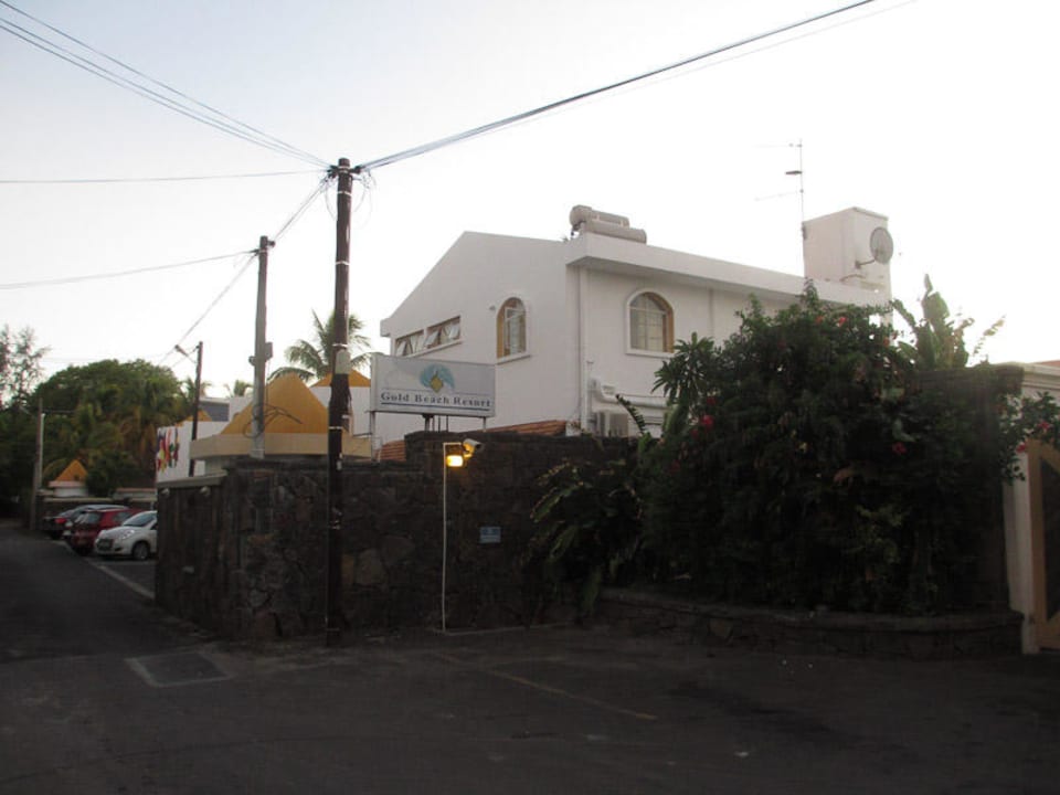 Hotel von der kleinen Seitenstraße aus Gold Beach Resort