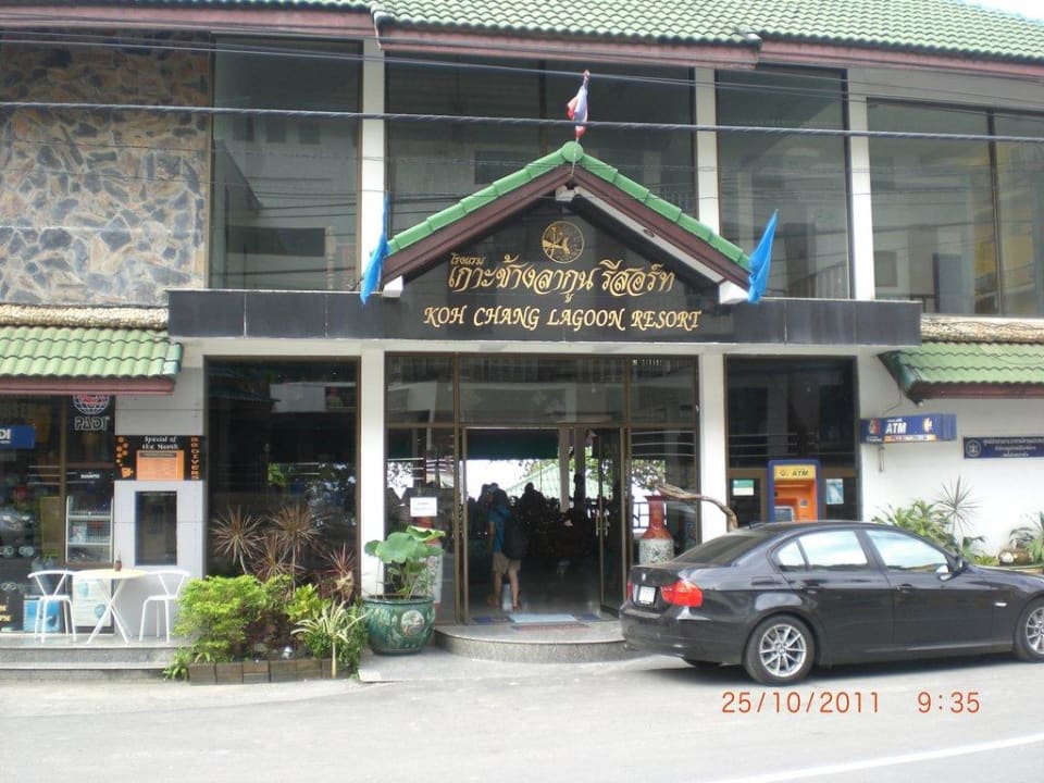 Von der Strasse aus gesehen Hotel Koh Chang Lagoon Resort