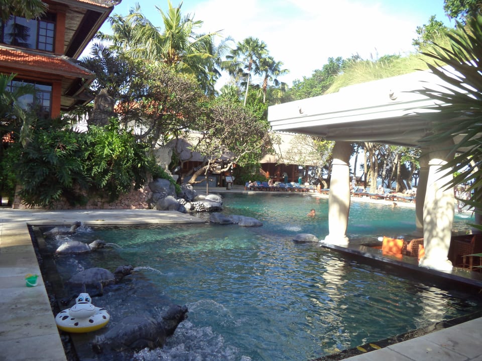 Hauptpool Puri Santrian