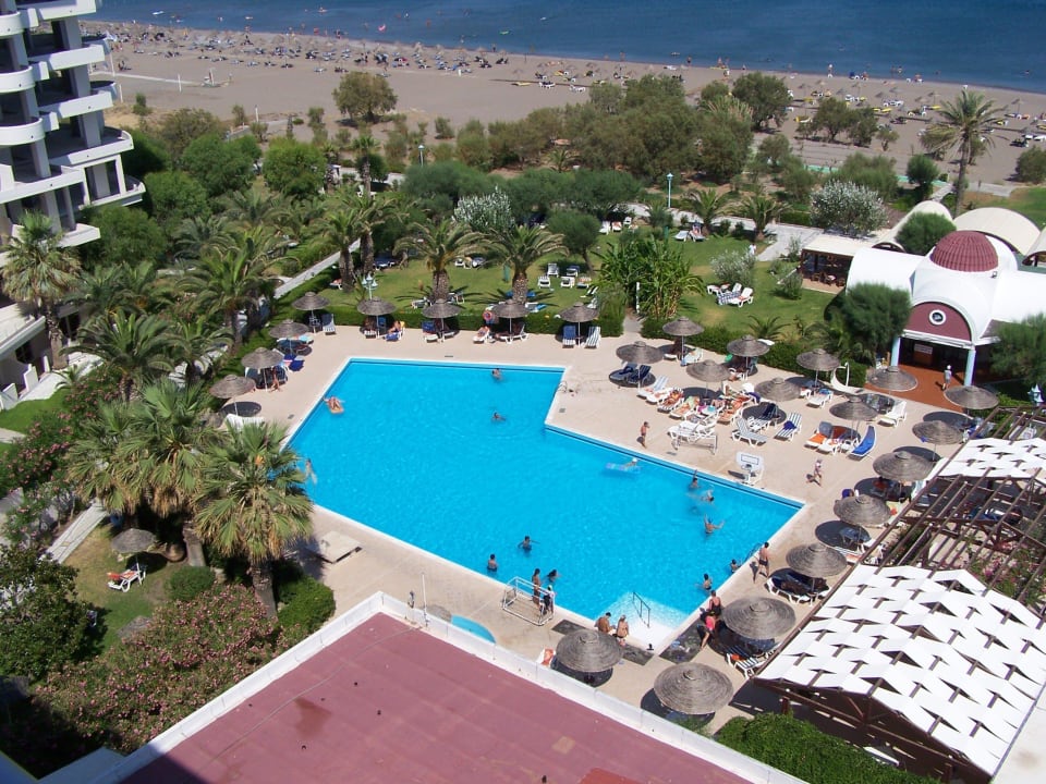 Blick auf den Hotelgarten und Pool Pegasos Deluxe Beach Hotel