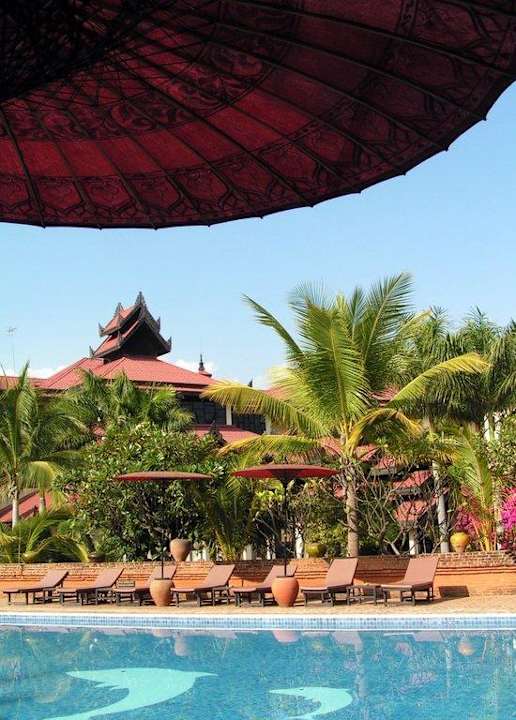 Pool - dahinter Hotelgebäude Amazing Bagan Resort