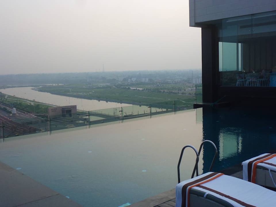 Pool Renaissance Lucknow Hotel