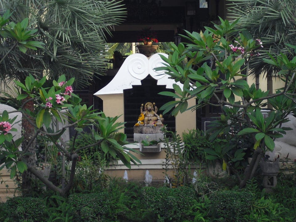 Der Eingang The Fair House Beach Resort