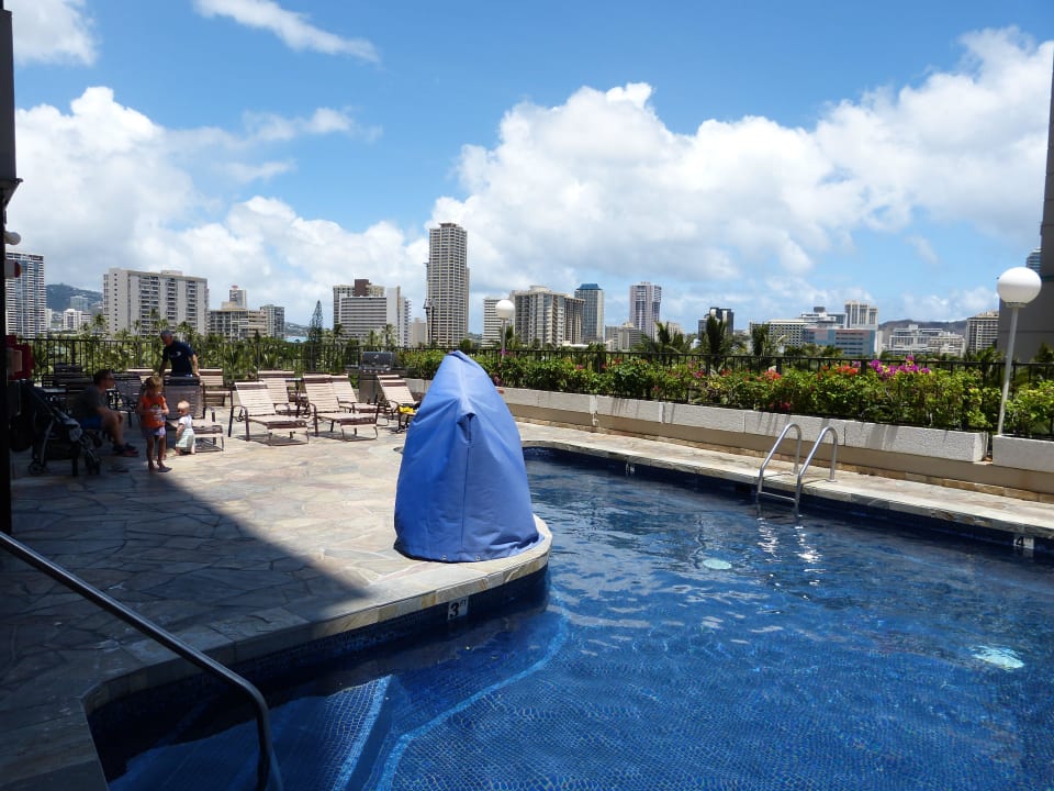 Pool und Liegen mit Grillplatz Hotel Aqua Palms at Waikiki