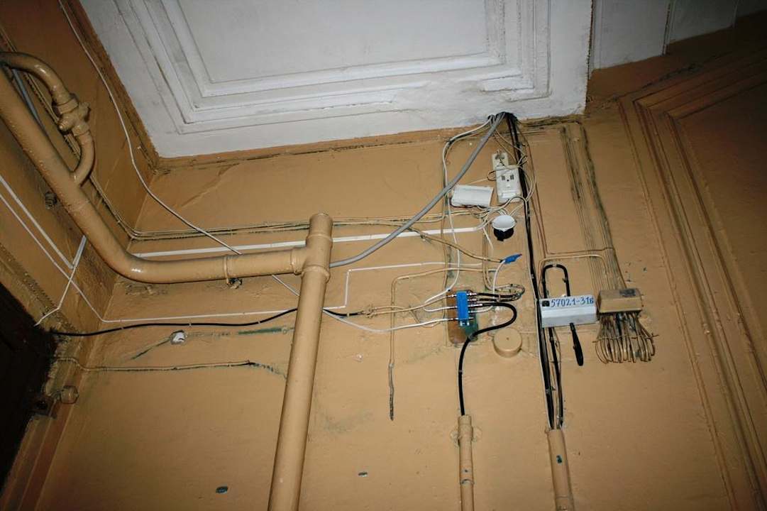 Verlegung der Medien im Treppenhaus Hotel Nevsky Inn