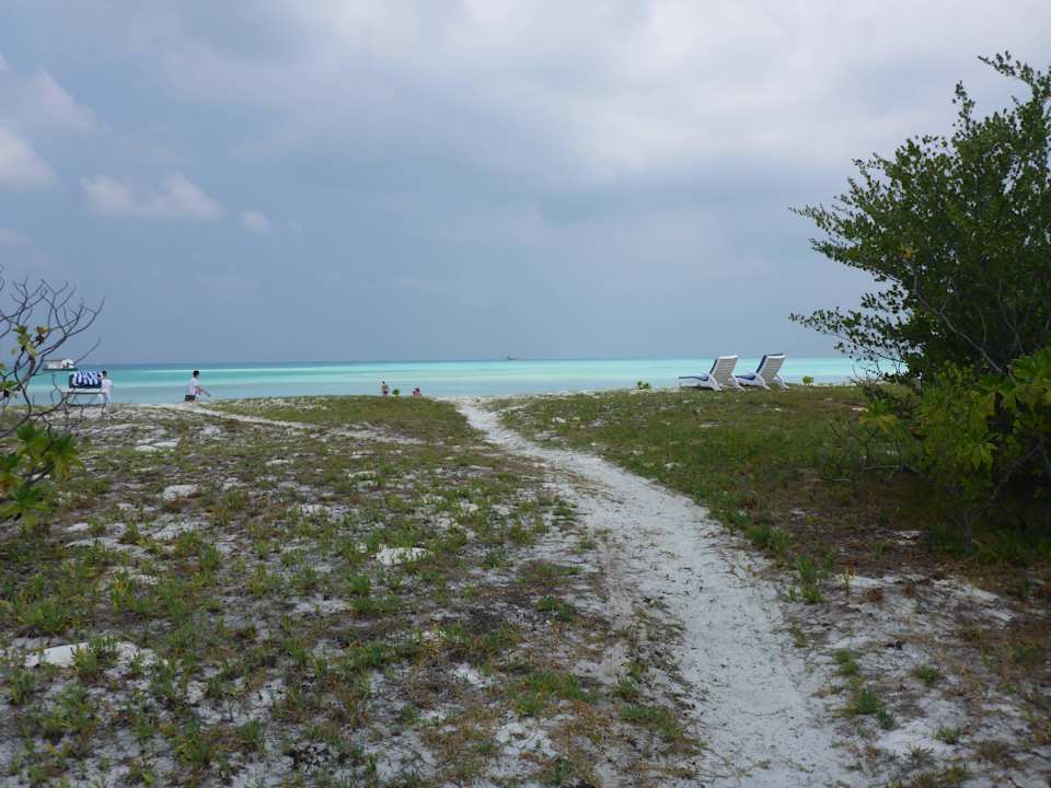 Westseite Weg von den Jacuzzi Villen zum Strand Meeru Maldives Resort Island