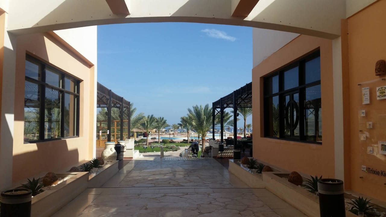 Weg von der Lobby zum Pool Three Corners Sea Beach Resort