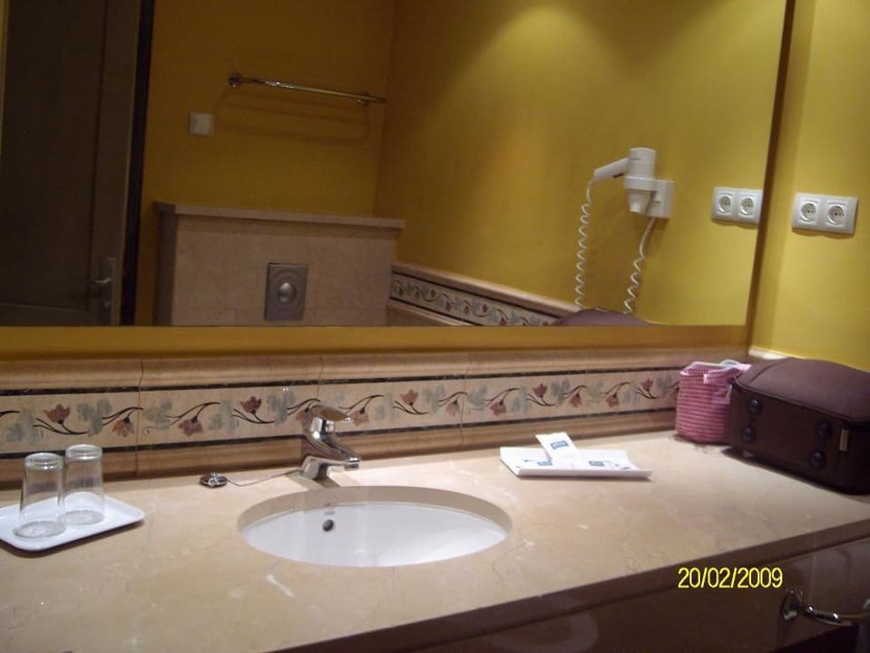 Waschbereich im Badezimmer allsun App.-Hotel Albatros