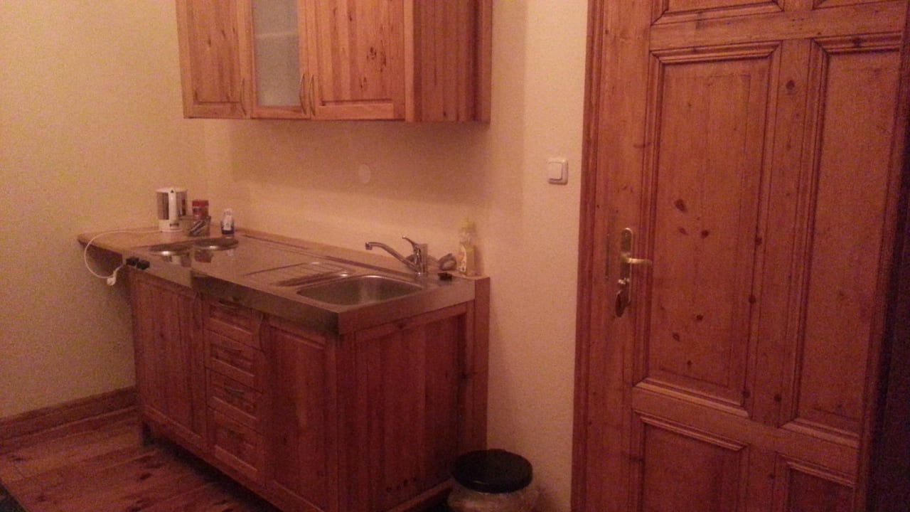 Zimmer 4 - Küche / Eingangstür Hotel Schiller's