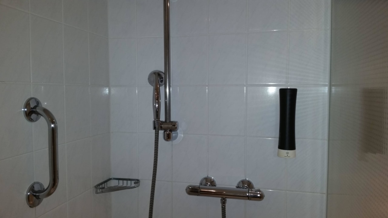 Dusche in Zimmer 314 Holiday Inn Express Frankfurt - Airport