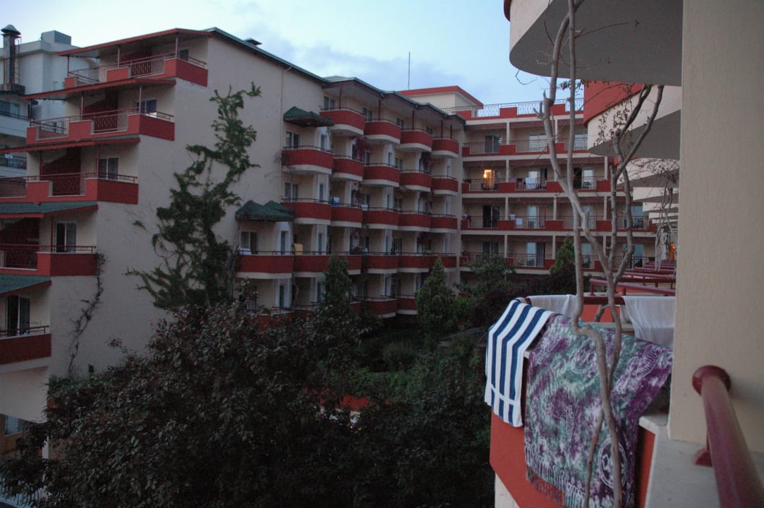 Widok na budynek hotelu Holiday Park Resort