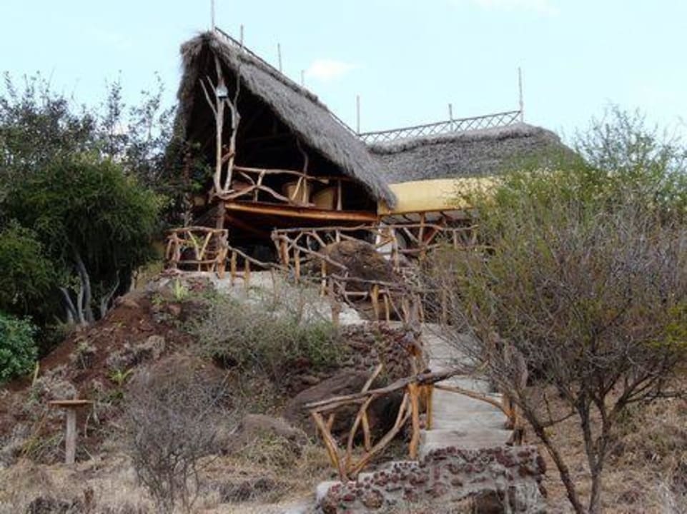 Bick vom zukünftigen Wasserloch auf die Sitzecken Satao Elerai Camp