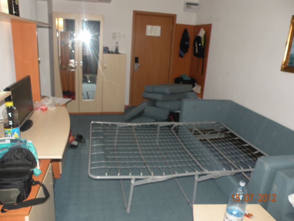 Prycza, skrzypiąca, wklęsła, super niewygodna Hotel Sirena
