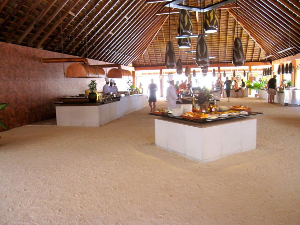 Mittagsstimmung am Büffet Vilamendhoo Island Resort & Spa
