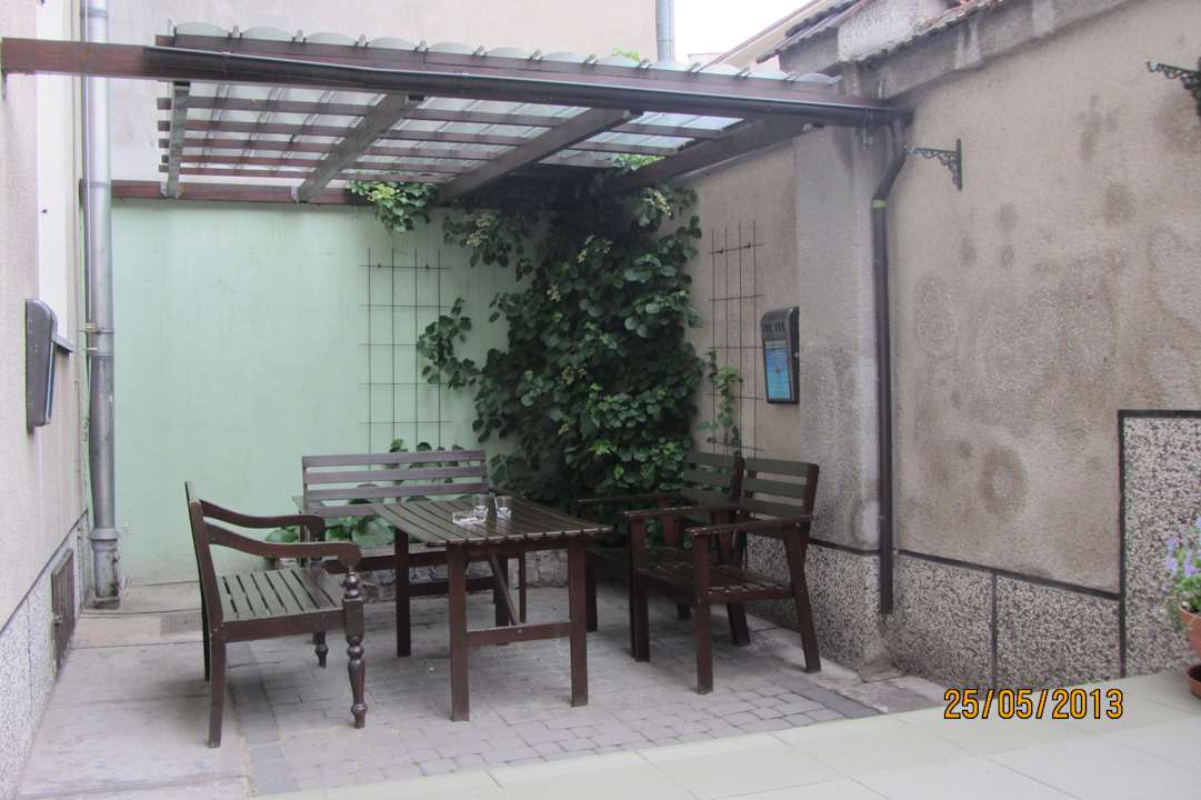 Внутренний дворик The Secret Garden Hostel