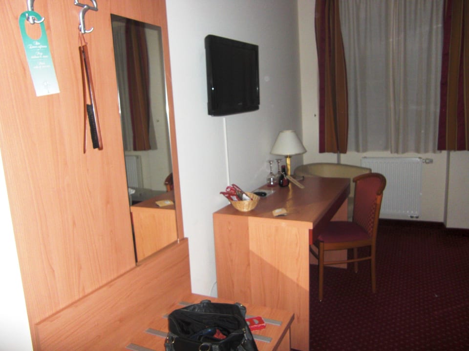Garderobe und TV Hotel Europa Bamberg