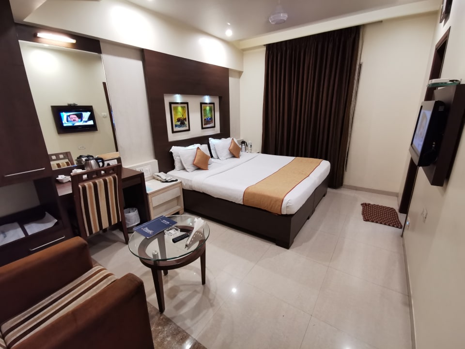 Zimmer Pristine Residency