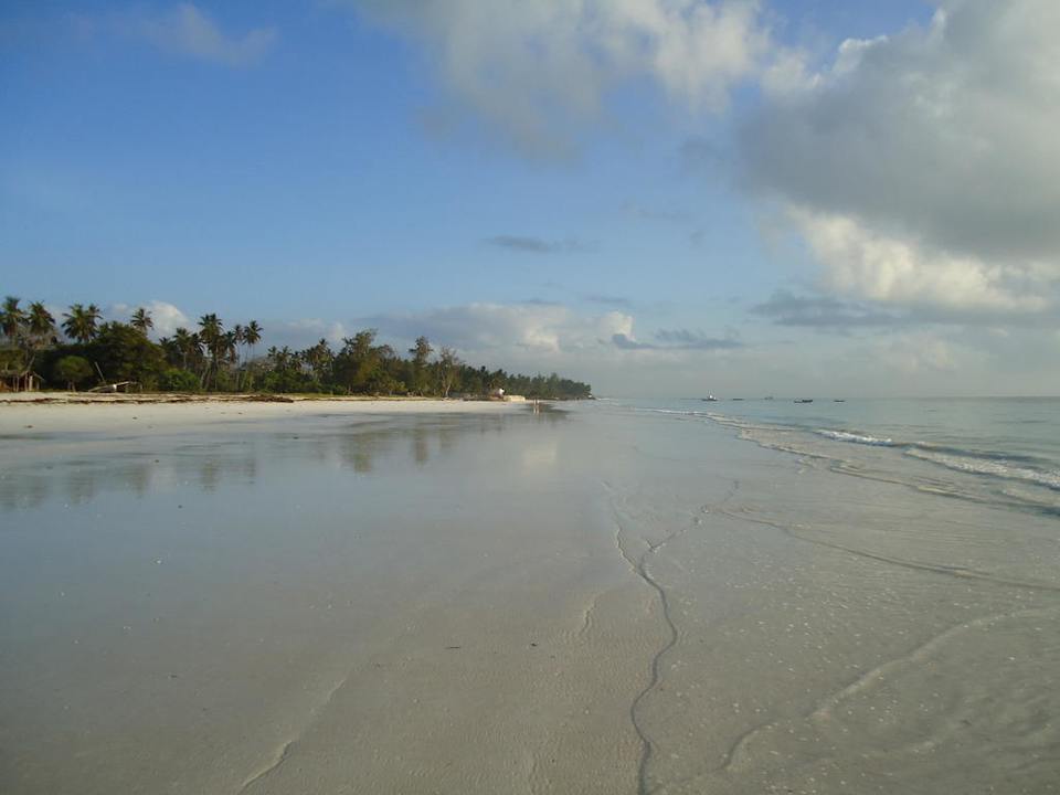 Strand nachdem der Sturm Hotel Karibuni Rafiki Beach Resort