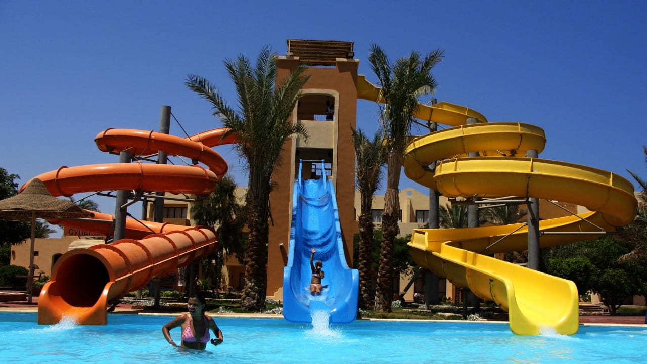 Tobogány u bazénu Hotel Nubian Village