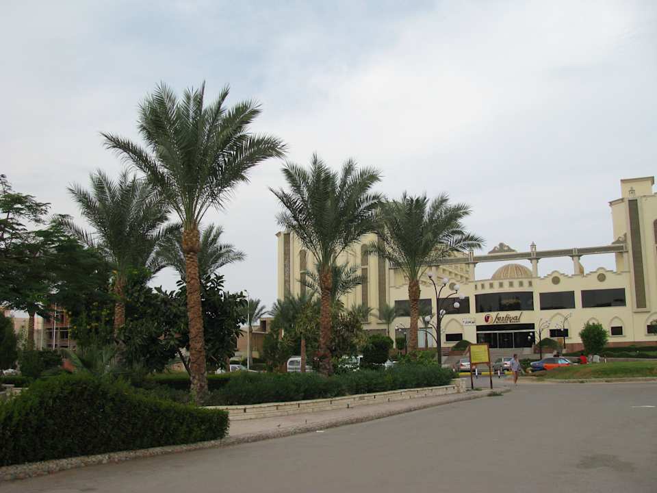 По дороге в главный корпус Riviera Aqua Park Resort