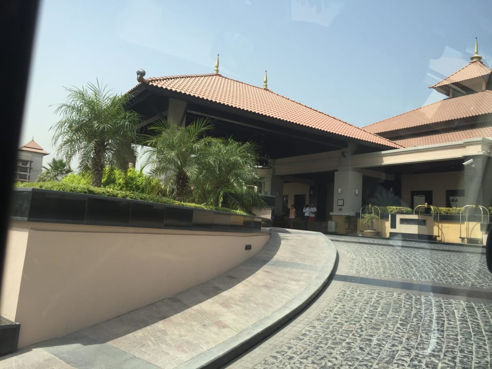 Strasse zum Eingang Anantara The Palm Dubai Resort