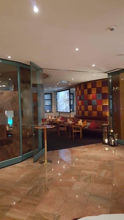 Eingang Bar H+ Hotel Limes Thermen Aalen