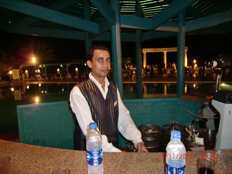 Mohamed an der Poolbar SUNRISE Holidays Resort (Adults Only)