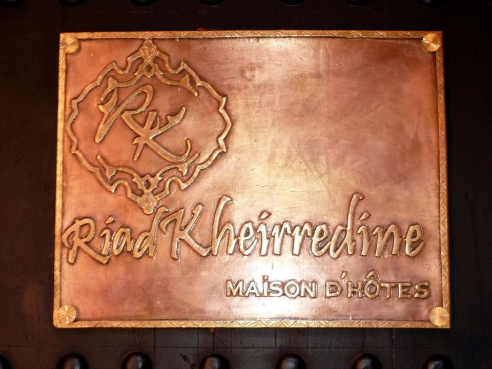 Türschild des Riads Riad Kheirredine