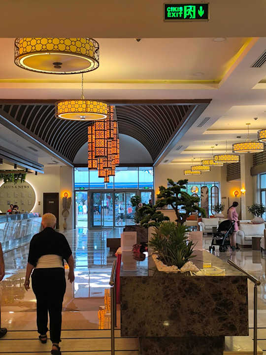 Lobby Side Aluna Hotel