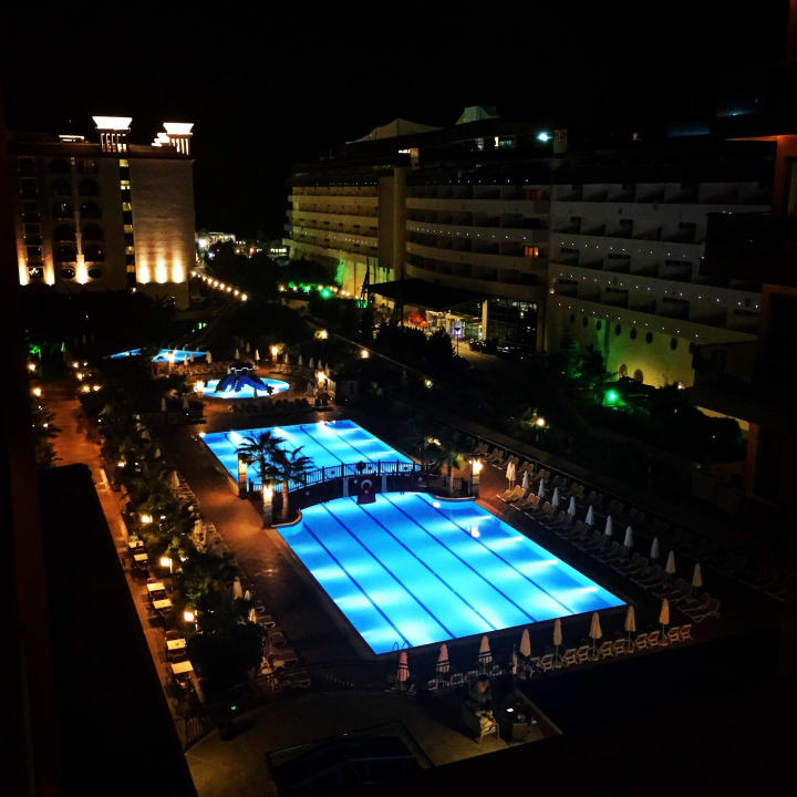 Pool bei Nacht Dizalya Palm Garden