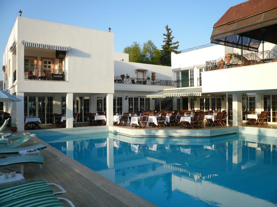 Großer Pool und Restaurant Comca Manzara