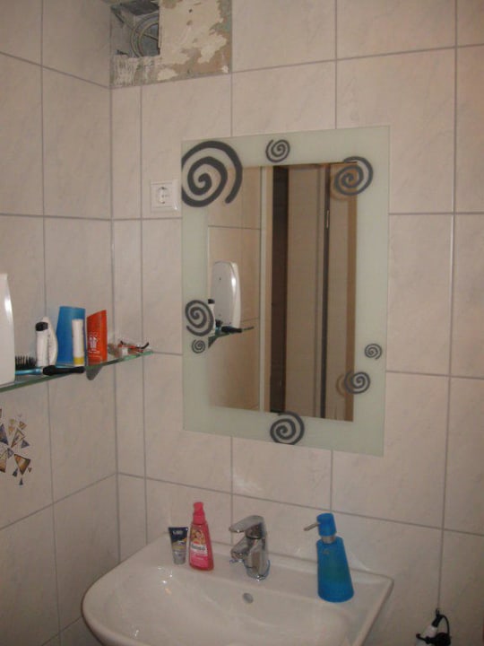 Waschbecken mit Spiegel  Pension Kuhn