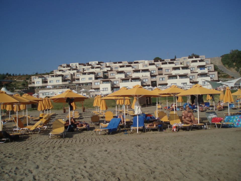 Blick vom Strand auf die Bungalows Atlantica Mikri Poli Crete