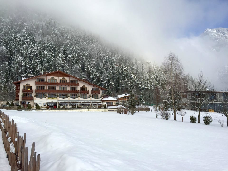 Kristall von außen Verwöhnhotel Kristall