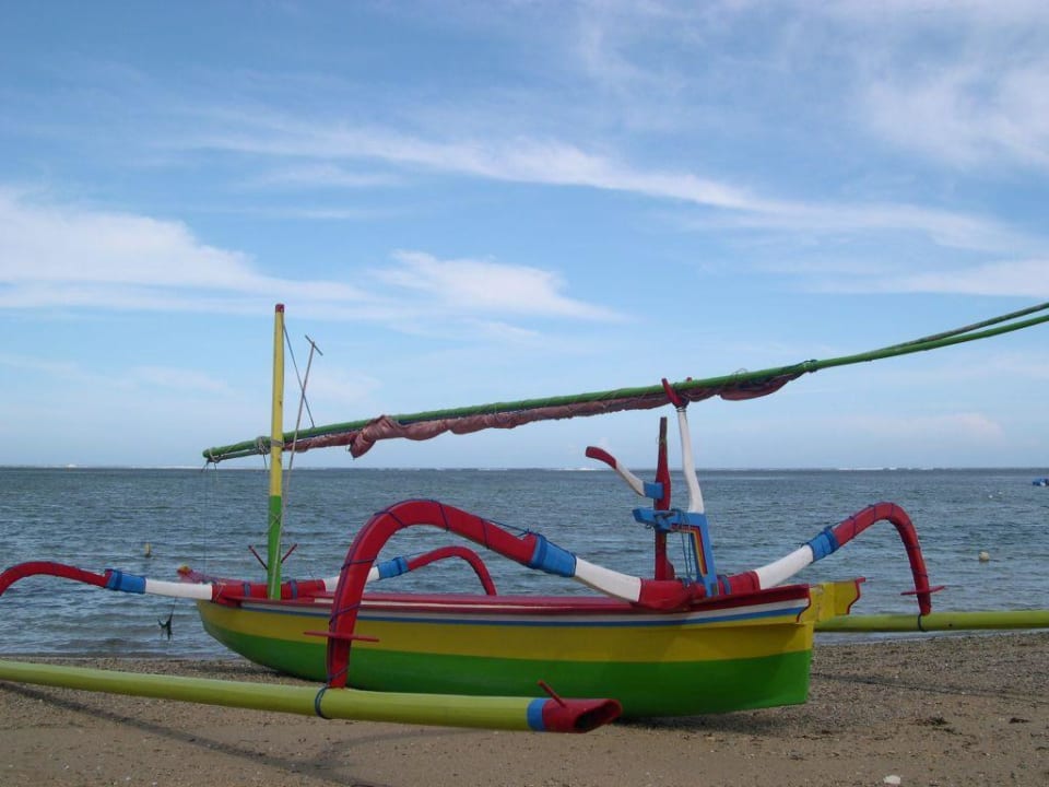 Fischerboot am Strand des Puri Santrian Puri Santrian