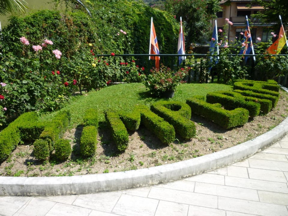Gepflegter Teil der Gartenanlage Hotel Imperial