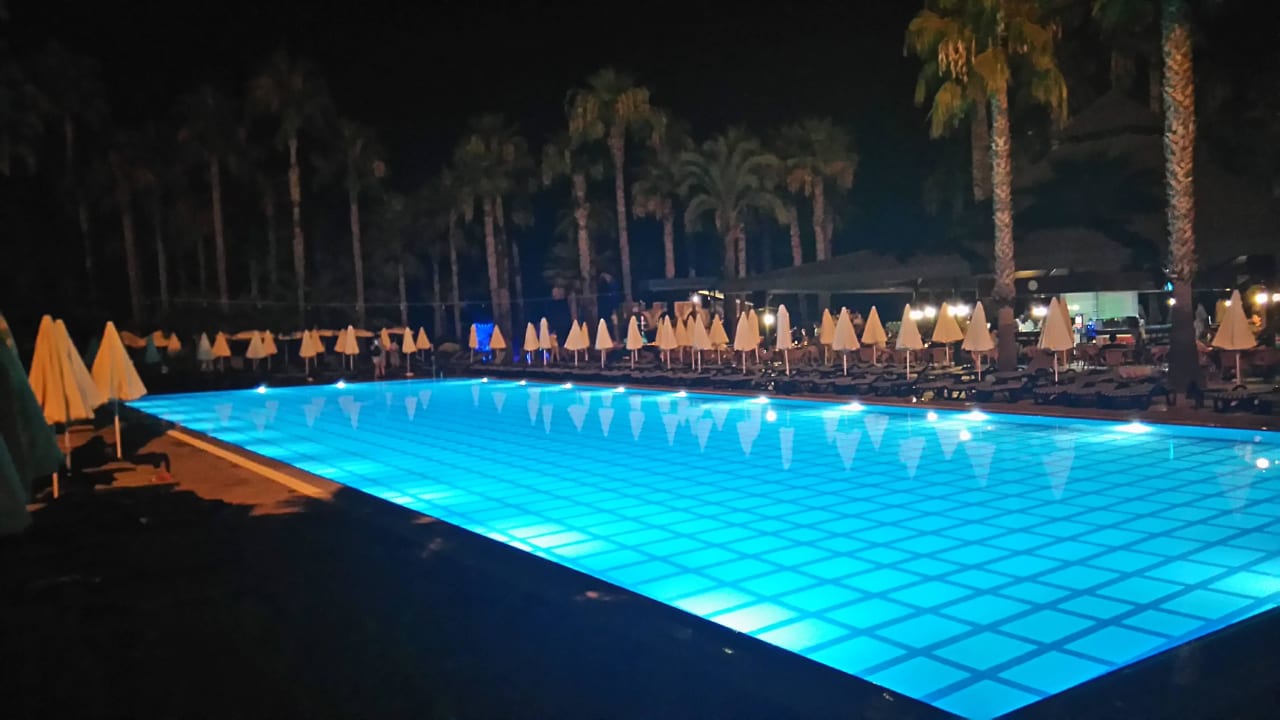 Pool abends  Hotel Meryan