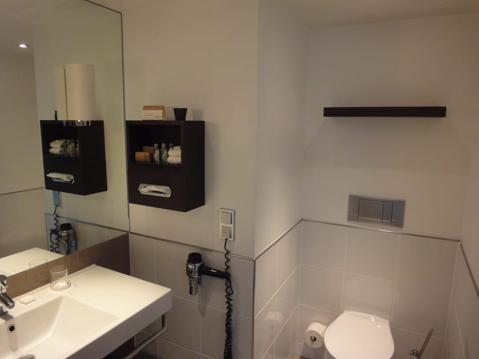 Badezimmer, Zimmer 2005 (Abreise) Mövenpick Hotel Amsterdam City Centre