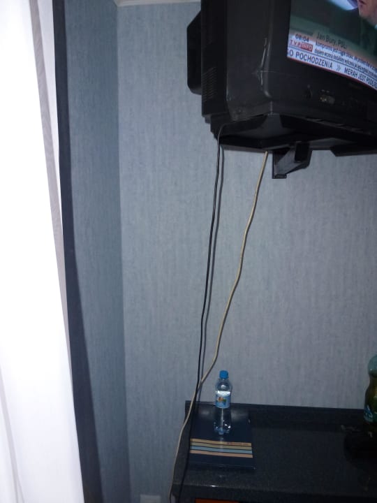 Zwisające kable Hotel 500