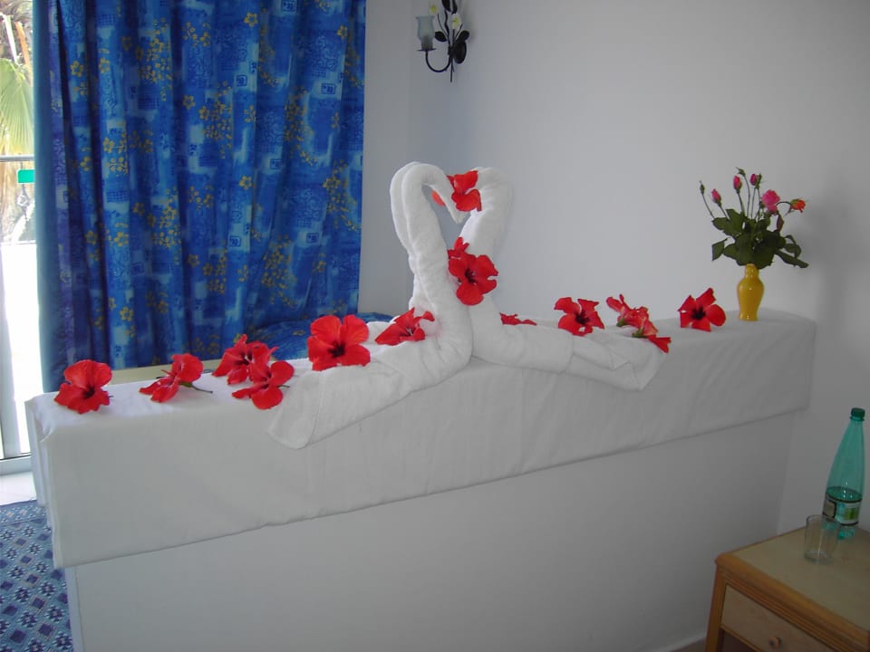 Zimmerschmuck durch den Zimmerboy Hotel Nesrine