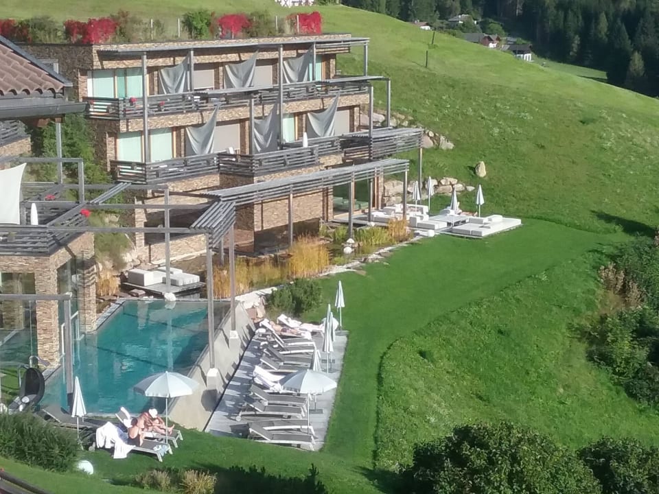 Blick vom haupthaus zum neueren anbau Valentinerhof vita vital hotel