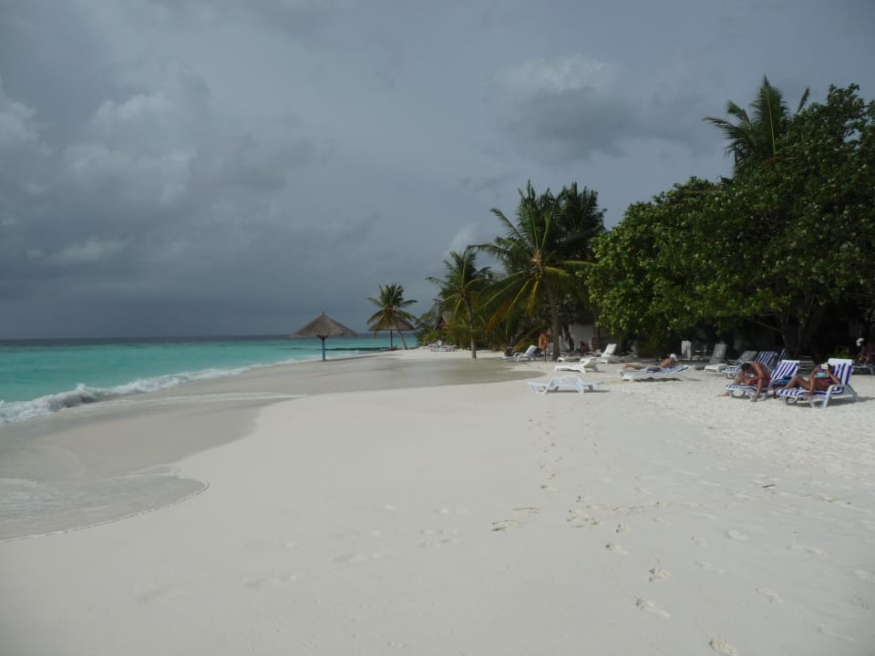 Hauptstrand bei Flut Thulhagiri Island Resort