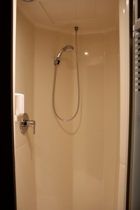 Dusche ibis budget Hotel Courbevoie Paris la Défense 1